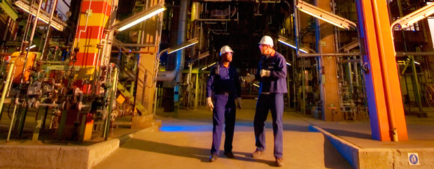 zwei Männer in Blaumann und Helm in Reaktorhalle