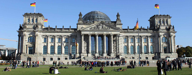 Deutscher Bundestag bei Sonnenschein